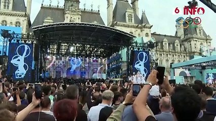 Arielle Dombasle chante "Olympics" pour l'arrivée de la flamme à Paris