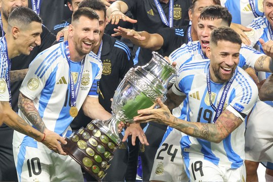 AR OOV MESSI TROPHIES 150724