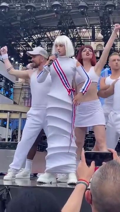 "Ceci n’est pas une parodie" : Arielle Dombasle pour l’arrivée de la flamme olympique à Paris