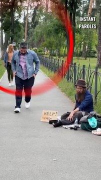 Cet homme sans-abri rend le téléphone d’un passant puis est récompensé pour son honnêteté