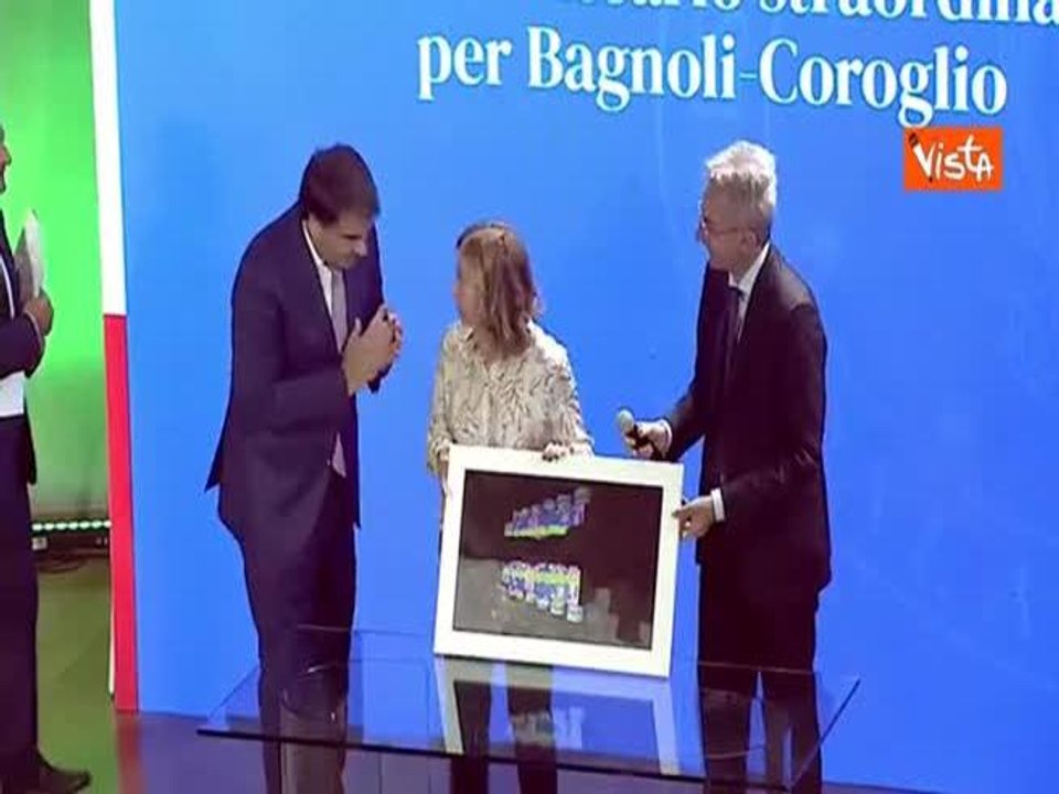 "Presidente vieni a fare una foto con noi", Meloni invita De Luca sul palco a Bagnoli