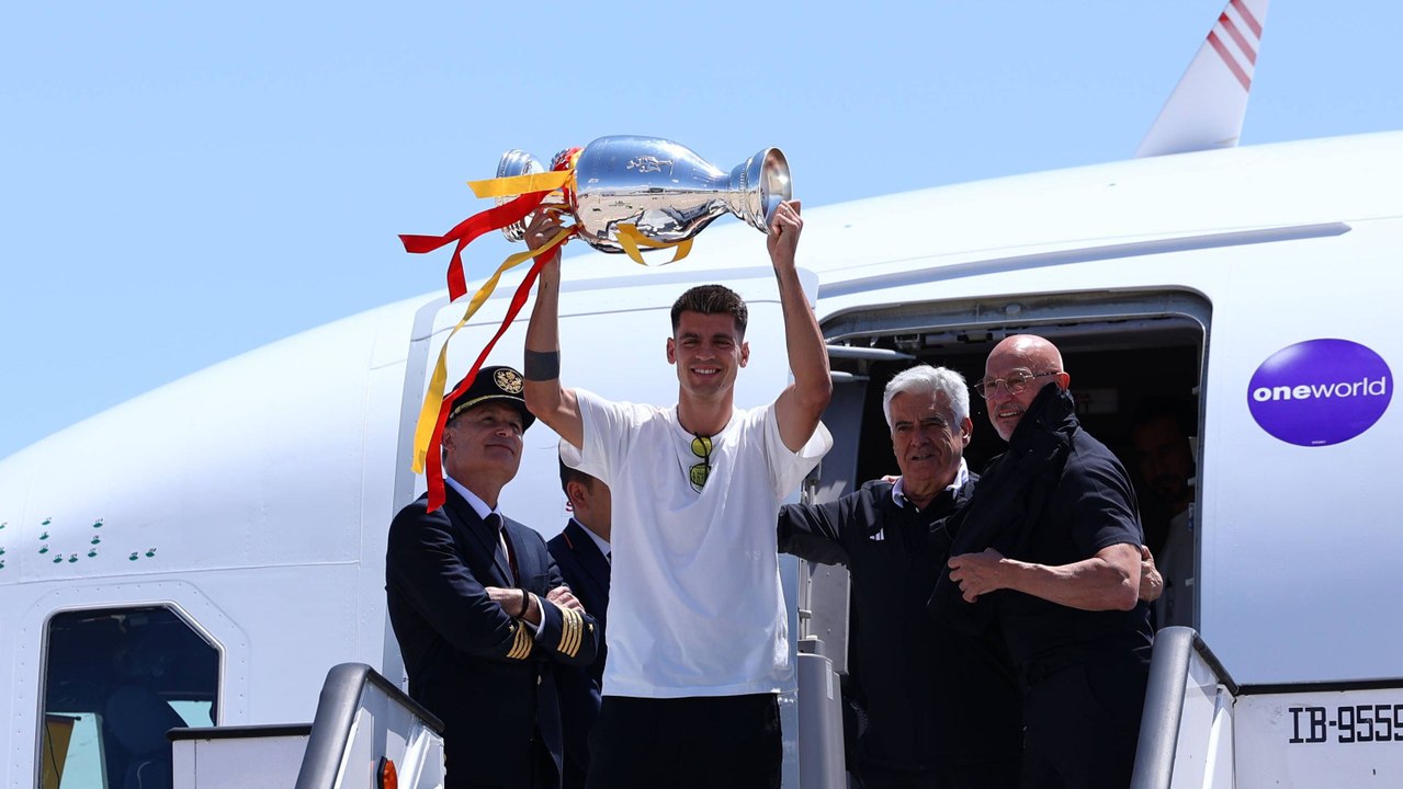 Europameister gelandet: Morata und de la Fuente präsentieren den Pokal