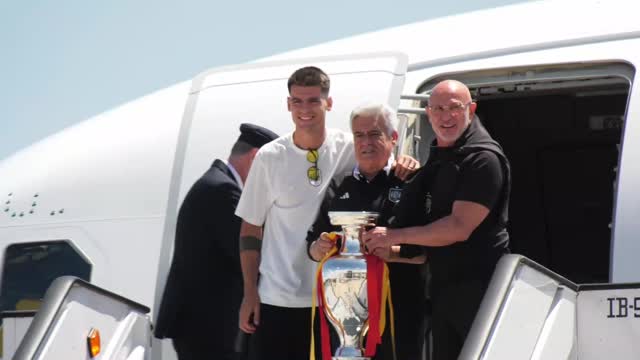 Espagne - La Roja a atterri à Madrid, trophée en mains