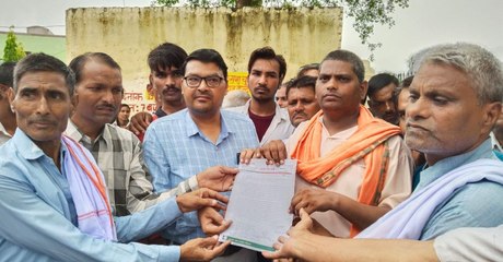 हिन्दी माध्यम की पढ़ाई के लिए लगाया महात्मा गांधी स्कूल पर ताला