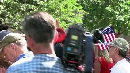 'Eres un héroe', seguidores de Trump realizan velada para apoyarlo