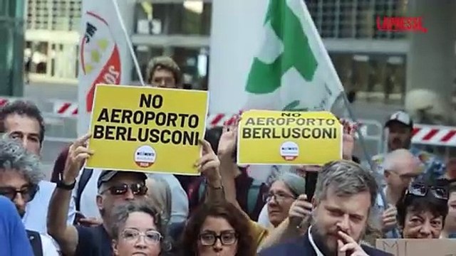 Malpensa, proteste contro l'intitolazione dell'aeroporto a Berlusconi: la manifestazione a Milano