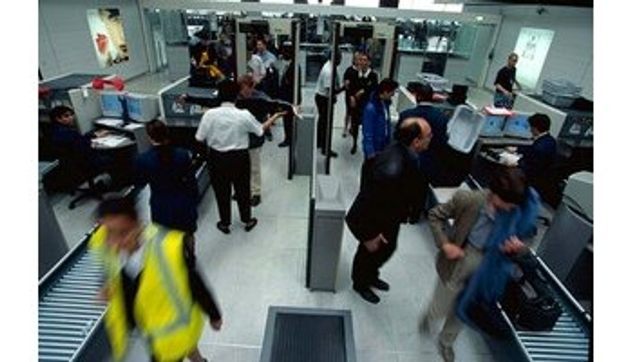 Questo passeggero ha trovato un modo per portare più vestiti, anche l’assistente di volo applaude