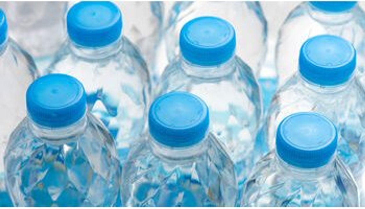 Il trucco per il risolvere il problema dei tappi attaccati alle bottiglie di plastica