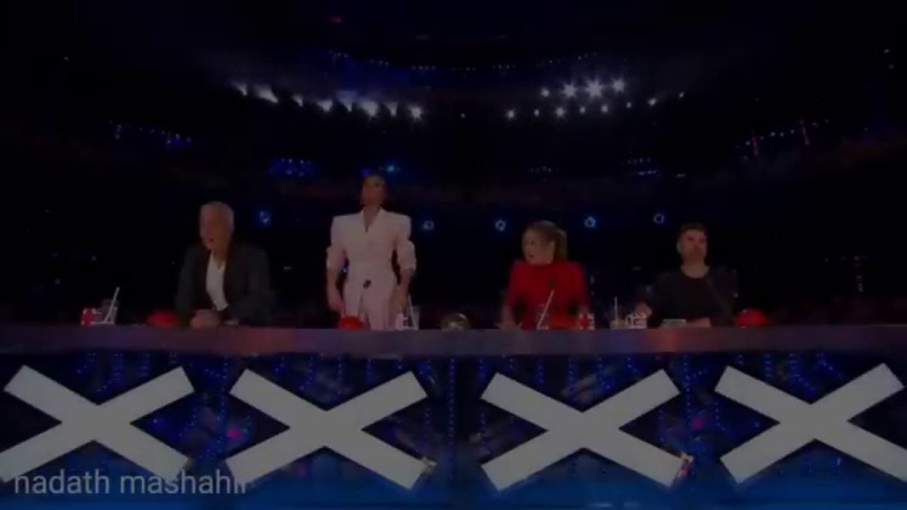 معجزة بشرية ضخمة تحدث على المسرح وتحصل على الباز الذهبي في برنامج المواهب البريطانية 2024