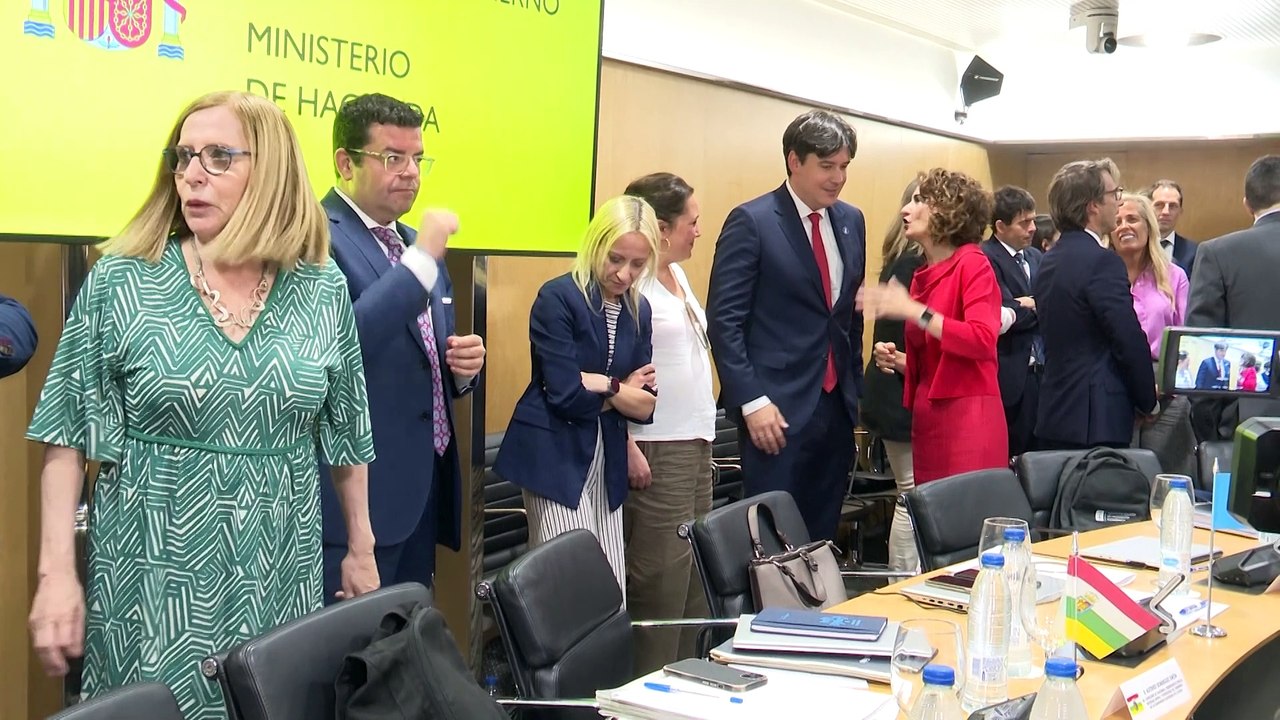 Hacienda fija la senda de reducción del déficit y aborda este mes la condonación de deuda