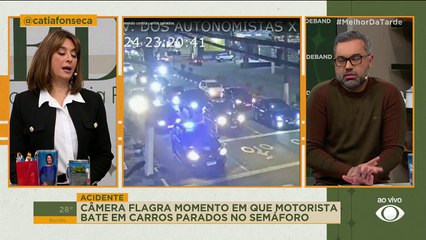 Motorista embriagada bate em carros parados em semáforo