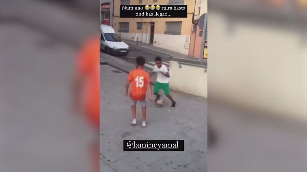 Lamine Yamal jugando al fútbol callejero en Plaça de la Gatassa en el año 2020
