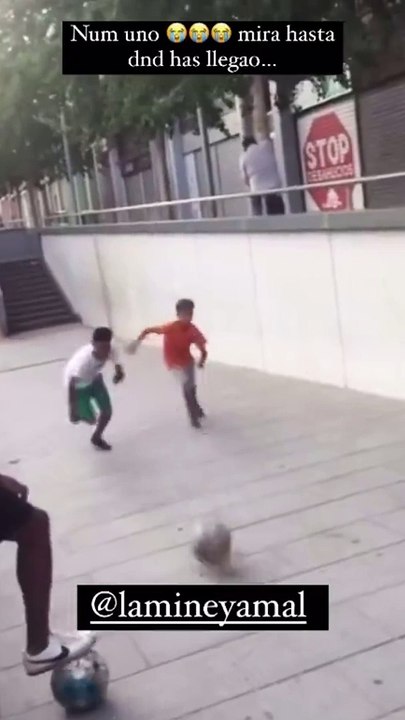 Lamine Yamal jugando al fútbol callejero en Plaça de la Gatassa en el año 2020.