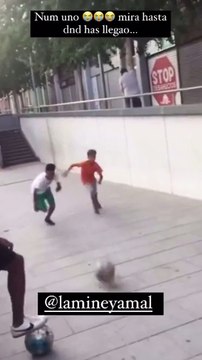Lamine Yamal jugando al fútbol callejero en Plaça de la Gatassa en el año 2020.