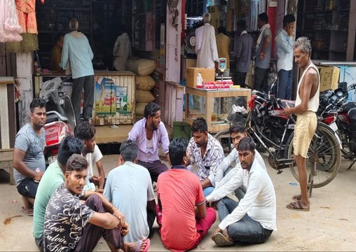 संविदा सफाई कर्मचारियों को चार माह का नहीं मिला वेतन, दिया धरना ....देखे वीडियो