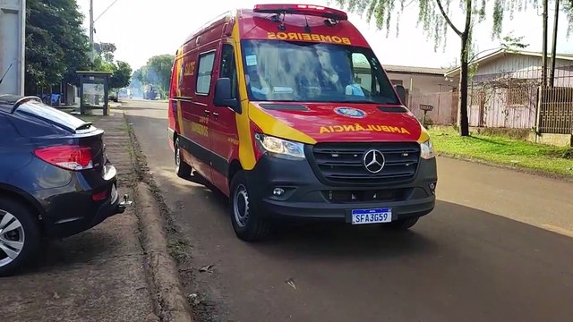 Mulher prende o dedo em cilindro de pão no Santa Felicidade