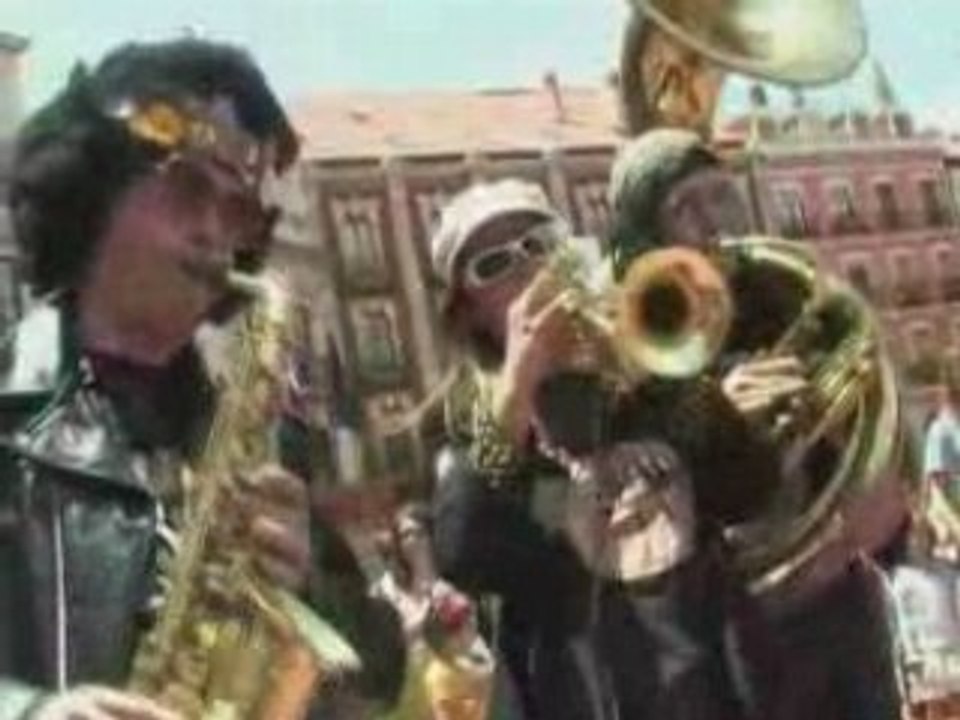 Fanfaronne The Rock Jouant Light My Fire des Doors - Le Clip