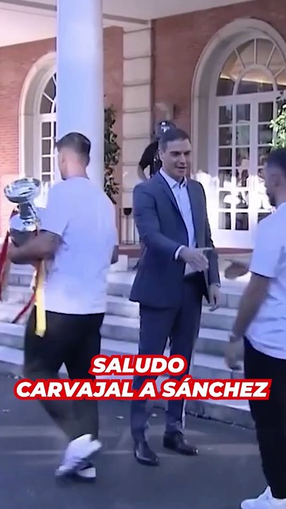 El frío saludo de Carvajal a Pedro Sánchez