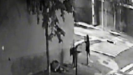 Vídeo registra casal espancando até a morte homem que dormia na rua