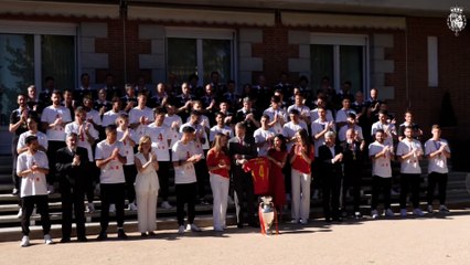 Video herunterladen: Los reyes, Felipe y Letizia, con Leonor y Sofía, reciben a la Selección Española