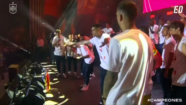 Cucurella vuelve a cantar su canción en la fiesta de la Selección