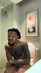 Le chanteur nigérian Mr Real partage des nμdes de lui (VIDEO)