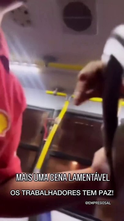 Rivais de torcidas organizadas brigam dentro de ônibus em Maceió