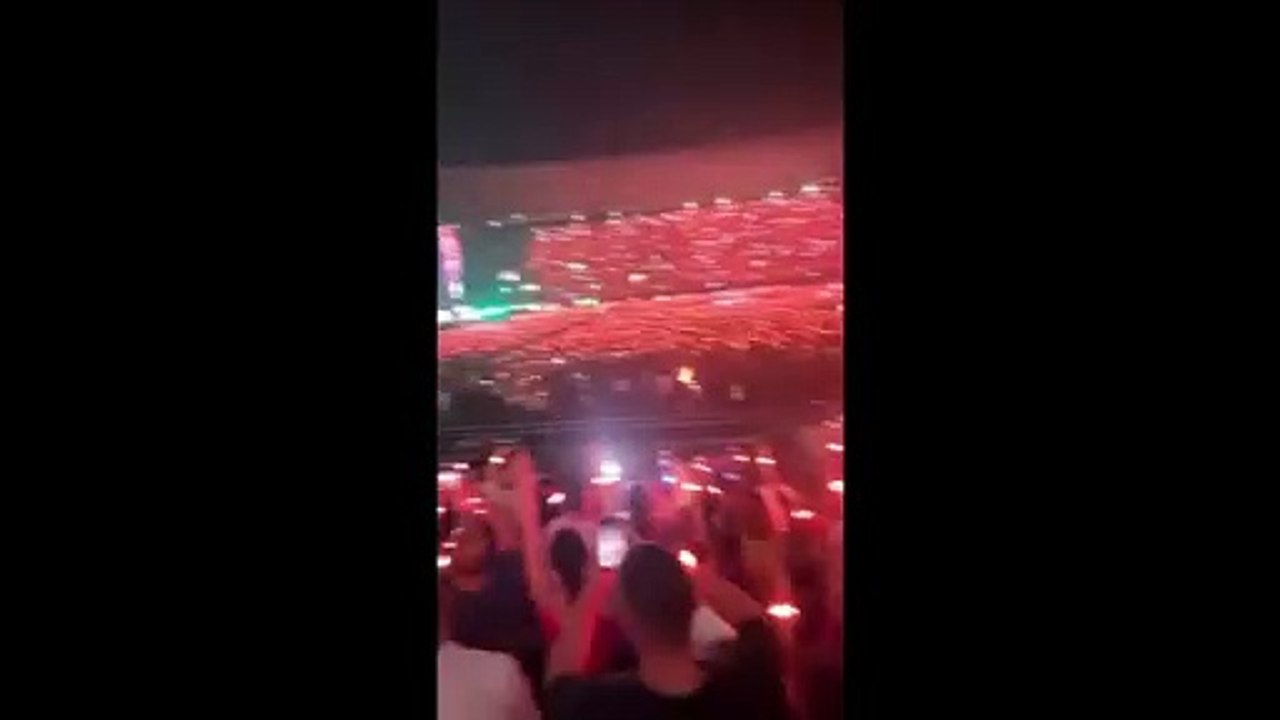 Ilary Blasi canta e balla con le amiche al concerto dei Coldplay allo Stadio Olimpico di Roma