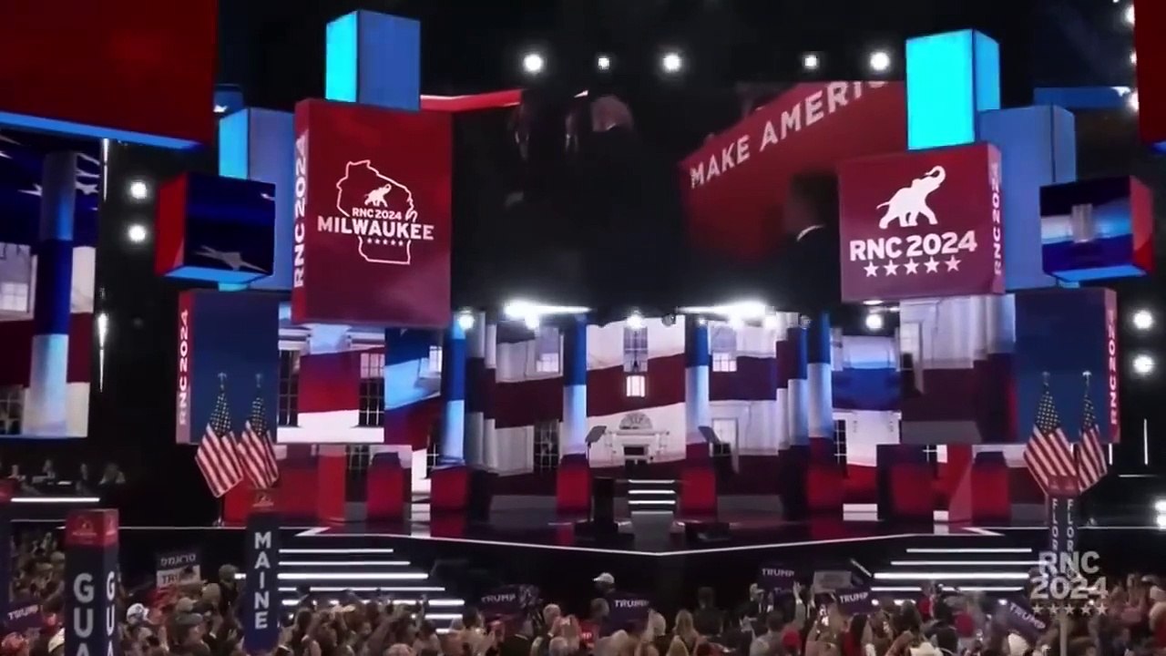 Très forte émotion cette nuit pour la 1ère apparition publique de Donald Trump, 48h après la tentative d'attentat - Toutes les chaînes US ont interrompu leurs programmes pour cette image