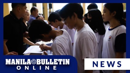 High School students in Baseco, Manila receive notebooks after orientation