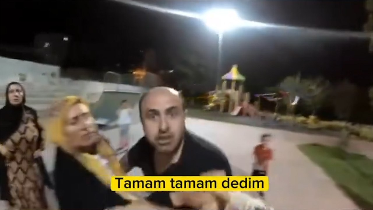 Bisiklet parkurunda bir gence, bisiklet kullandığı için saldırdı!