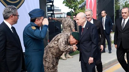 Özel Harekat Başkanlığı'nı ziyaret eden Bahçeli'nin elini öpmek için sıraya girmişler!