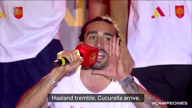 Espagne - Cucurella chante sa chanson devant des fans en extase