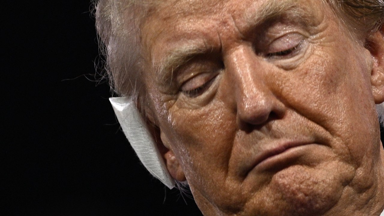 Donald Trump reaparece tras su intento de asesinato, muy serio y con el puño en alto