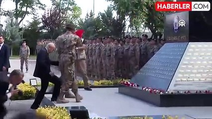 Polis Özel Harekat Başkanı'nın MHP liderinin elini öpmesi tepkilere neden oldu