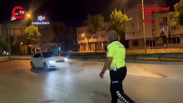 Otomobilini polislerin üzerine sürdü Patlak lastikle 8 kilometre kaçtı!