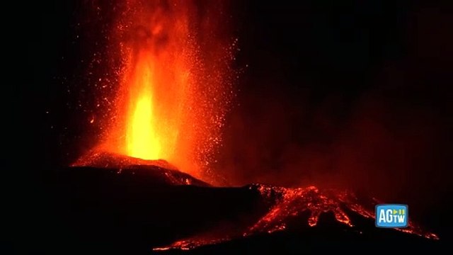 La spettacolare eruzione dell'Etna: la colonna di cenere ha raggiunto i 6.000 metri