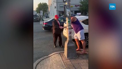 Donald Trump'a benzeyen adam suikast girişiminin ardından kulağında bandajla gezmeye başladı