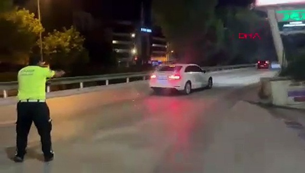 Polisin ''Dur'' ihtarından kaçıp, aracını polislerin üzerine sürdü