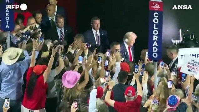 L'arrivo di Trump alla convention dei repubblicani con l'orecchio fasciato