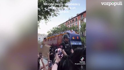 Le enseñan a Morata un cartel que dice "Morata, yo tampoco la meto" y reacciona así