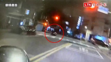 無照騎士遇警盤查不停逃1.5公里才被攔  將吞9張罰單（翻攝畫面）