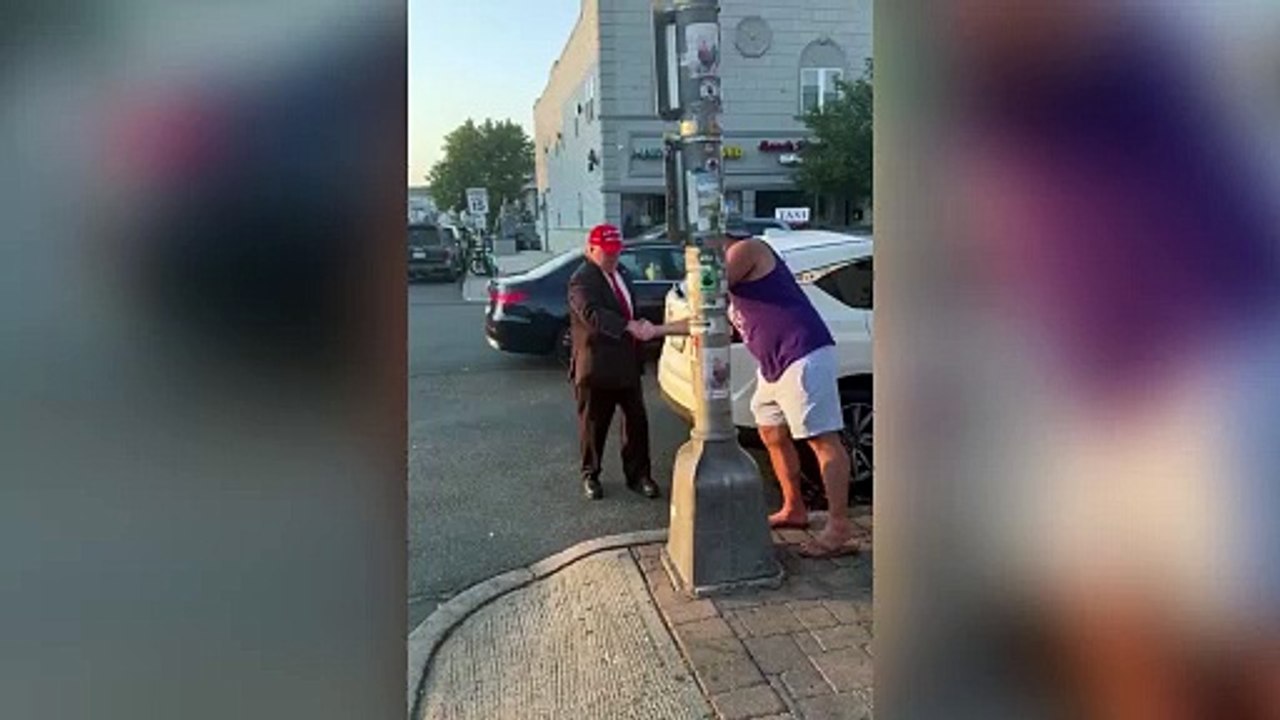 Trump'a benzeyen adam suikast girişiminin ardından sokaklarda! Kulağındaki bant dikkat çekti