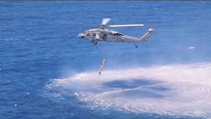 Video herunterladen: U.S. Marines with Marine Medium Tiltrotor Squadron 268 (Reinforced), Marine Rotational Force – Darwin 24.3, transport Royal Marines Commandos with 40 Commando Group, United Kingdom Commando Force, and conduct carrier qualifications in MV-22B Ospreys on th