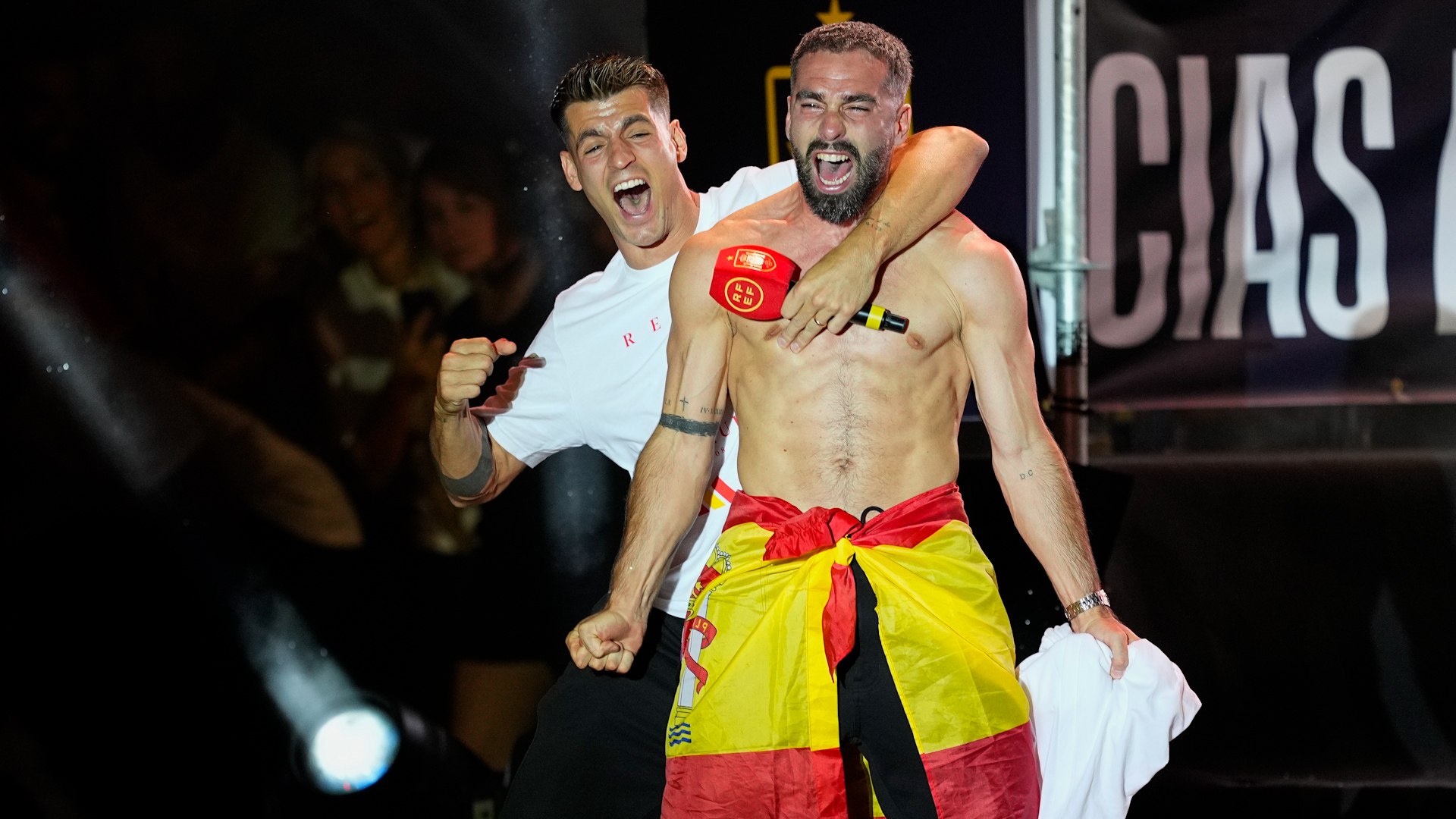 Carvajal aparece sin camiseta en el escenario de Cibeles en la celebracin de la Eurocopa
