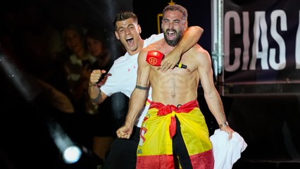 Carvajal aparece sin camiseta en el escenario de Cibeles en la celebración de la Eurocopa