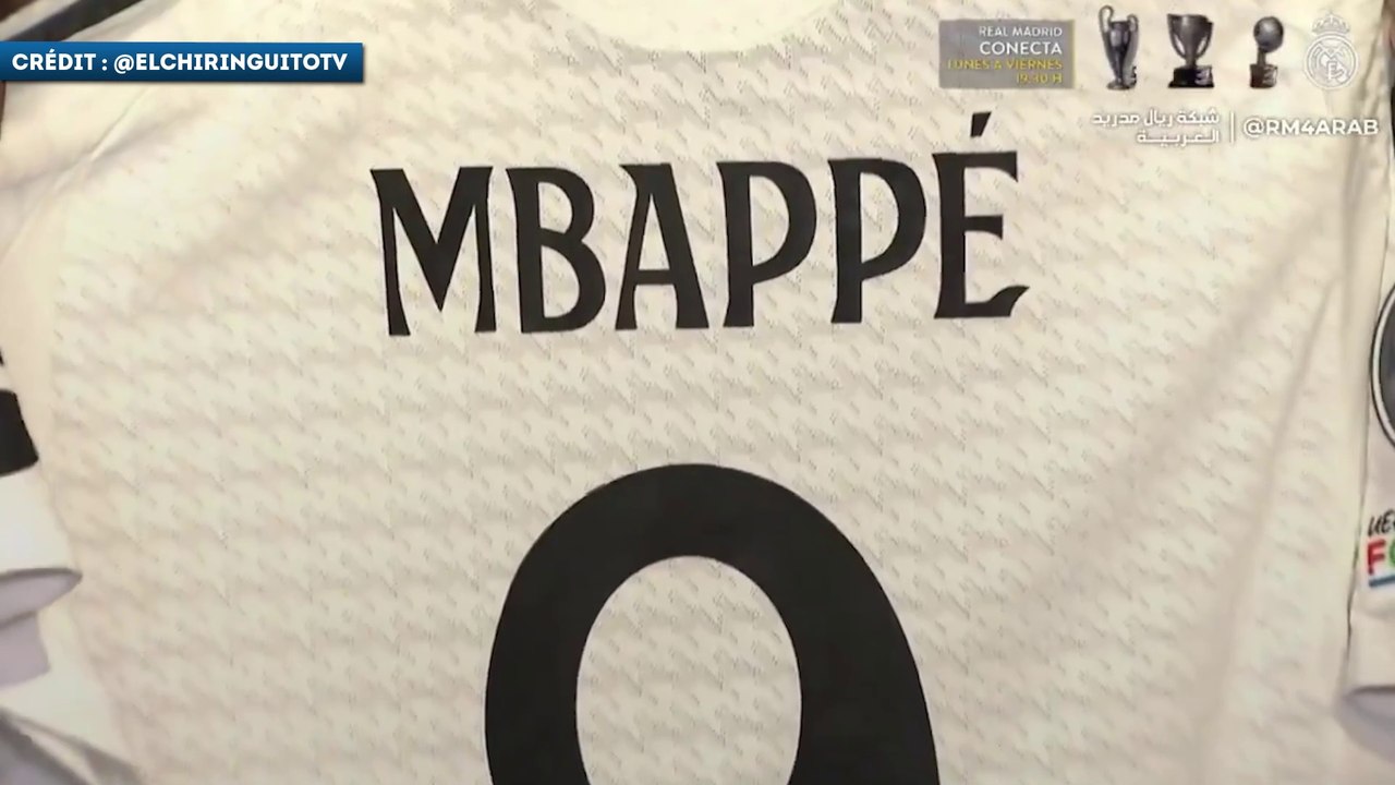Kylian Mbappé pose avec son nouveau maillot du Real Madrid !