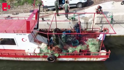 Av yasağı sona erdi: Balıkçılar, Van Gölü'ne ağlarını bıraktı