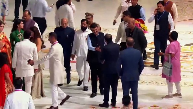 पूर्व राष्ट्रपति श्री रामनाथ कोविंद और प्रधानमंत्री नरेन्द्र मोदी के अलावा कई राजनैतिक दलों के नेता अंनत अंबानी और राधिका मर्चेंट को बधाई देने उनके शुभ आशिर्वाद समारेह में पंहुचे