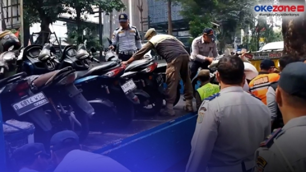 Nekat Parkir Sembarangan di Senopati, Belasan Motor Diangkut Paksa Petugas Dishub